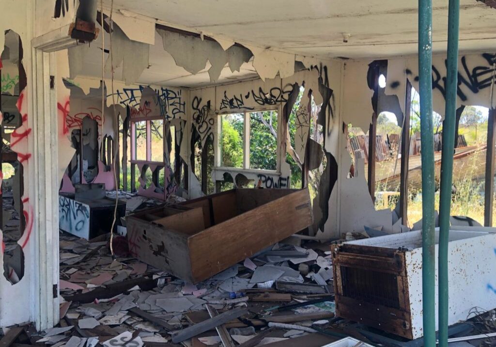 damagedasbestosabandonedproperty1